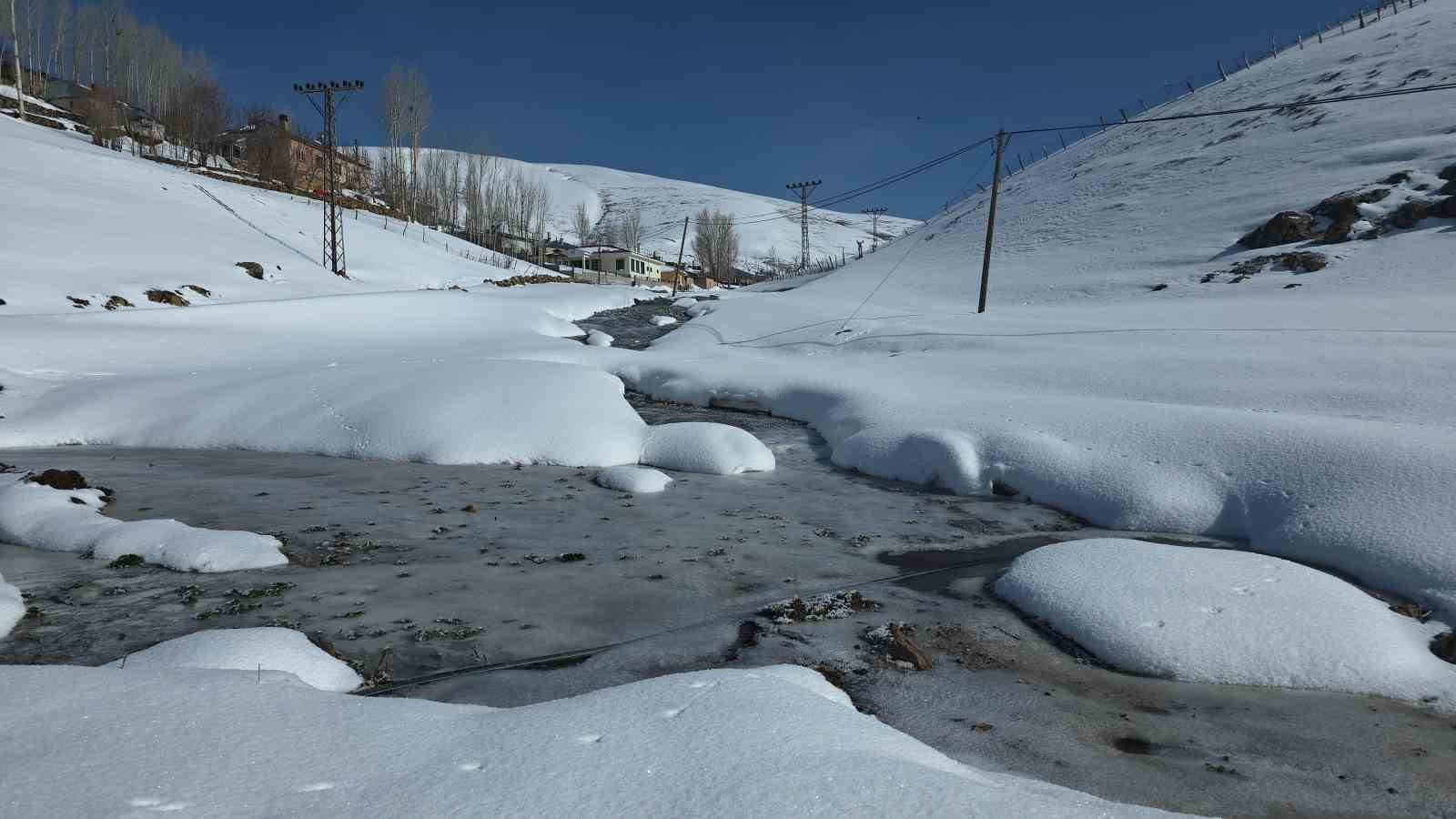 Van’da dondurucu soğuklar: Kar yağışı sonrası dereler buz tuttu
