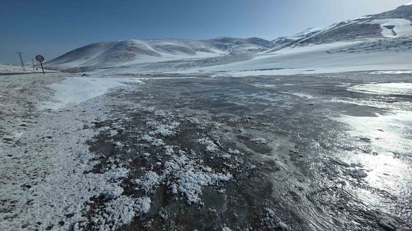 Van’da dondurucu soğuklar: Kar yağışı sonrası dereler buz tuttu
