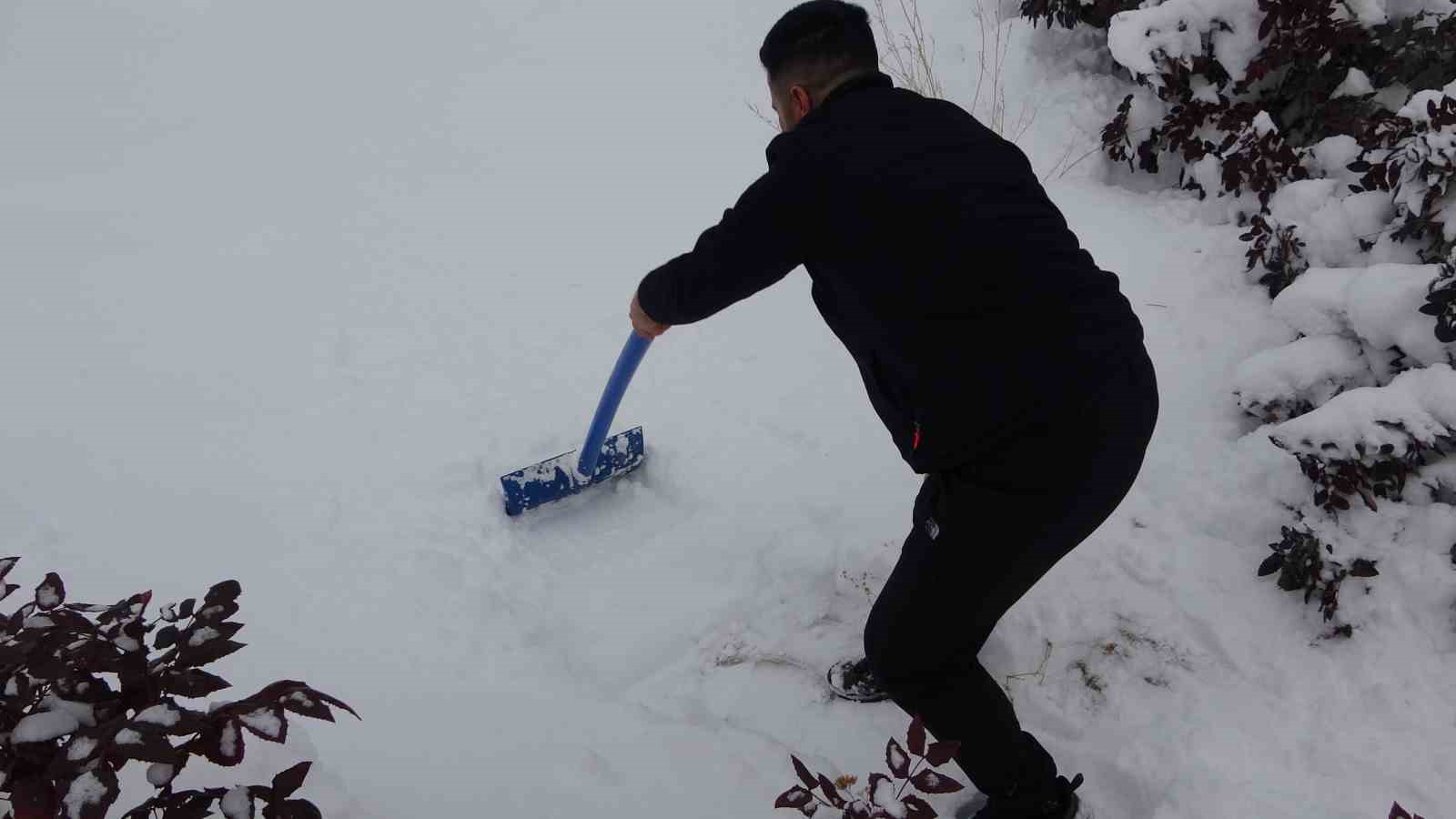 Van’da eksi 8 derecede kar banyosu yaptı
