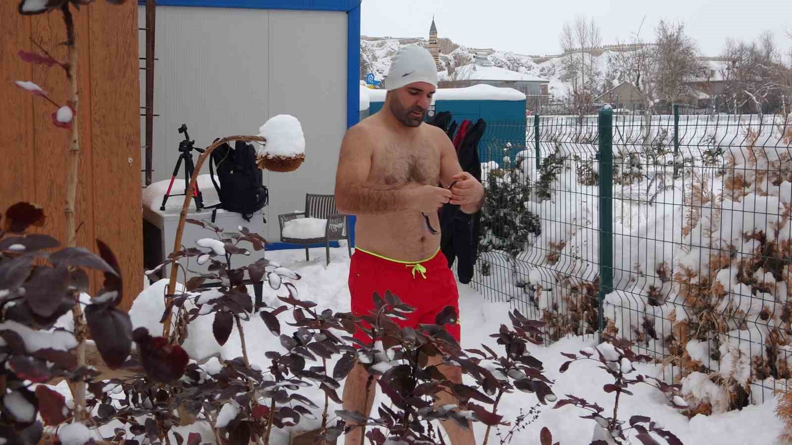 Van’da eksi 8 derecede kar banyosu yaptı
