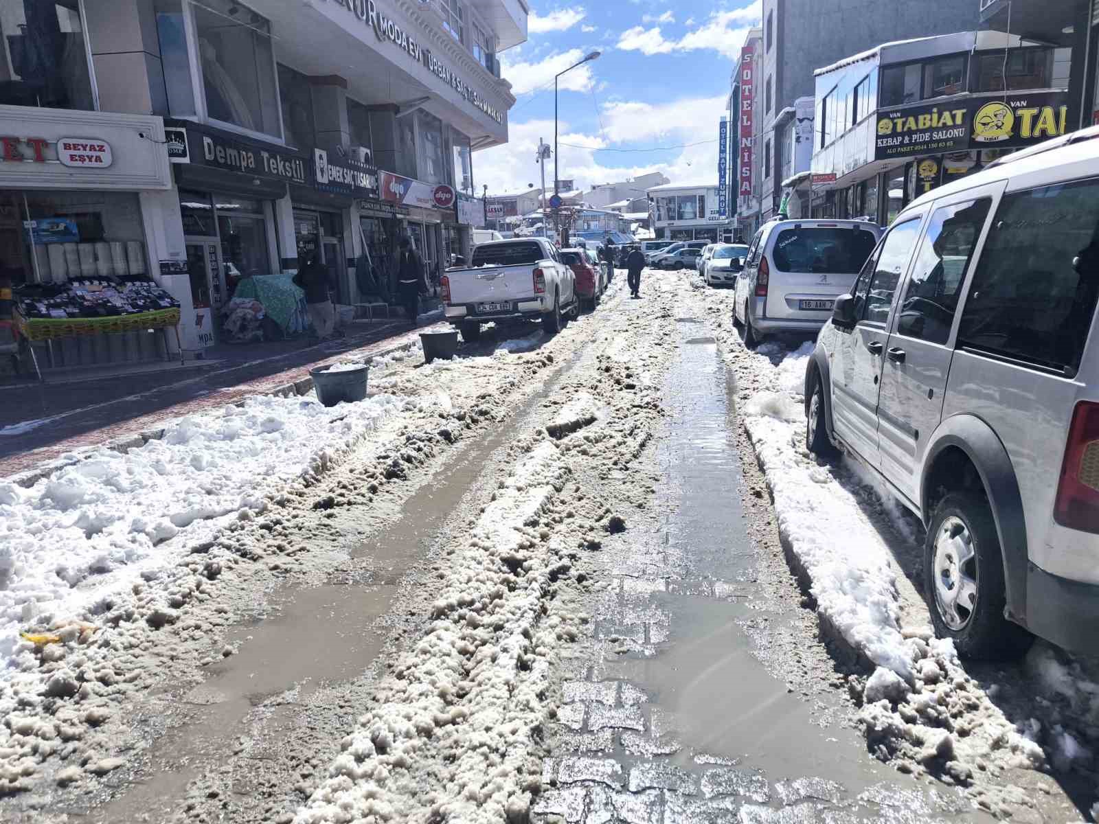 Van’da esnaf ve vatandaşlardan "altyapı ve temizlik" tepkisi
Van’da esnaf ve vatandaşlardan "altyapı ve temizlik" tepkisi