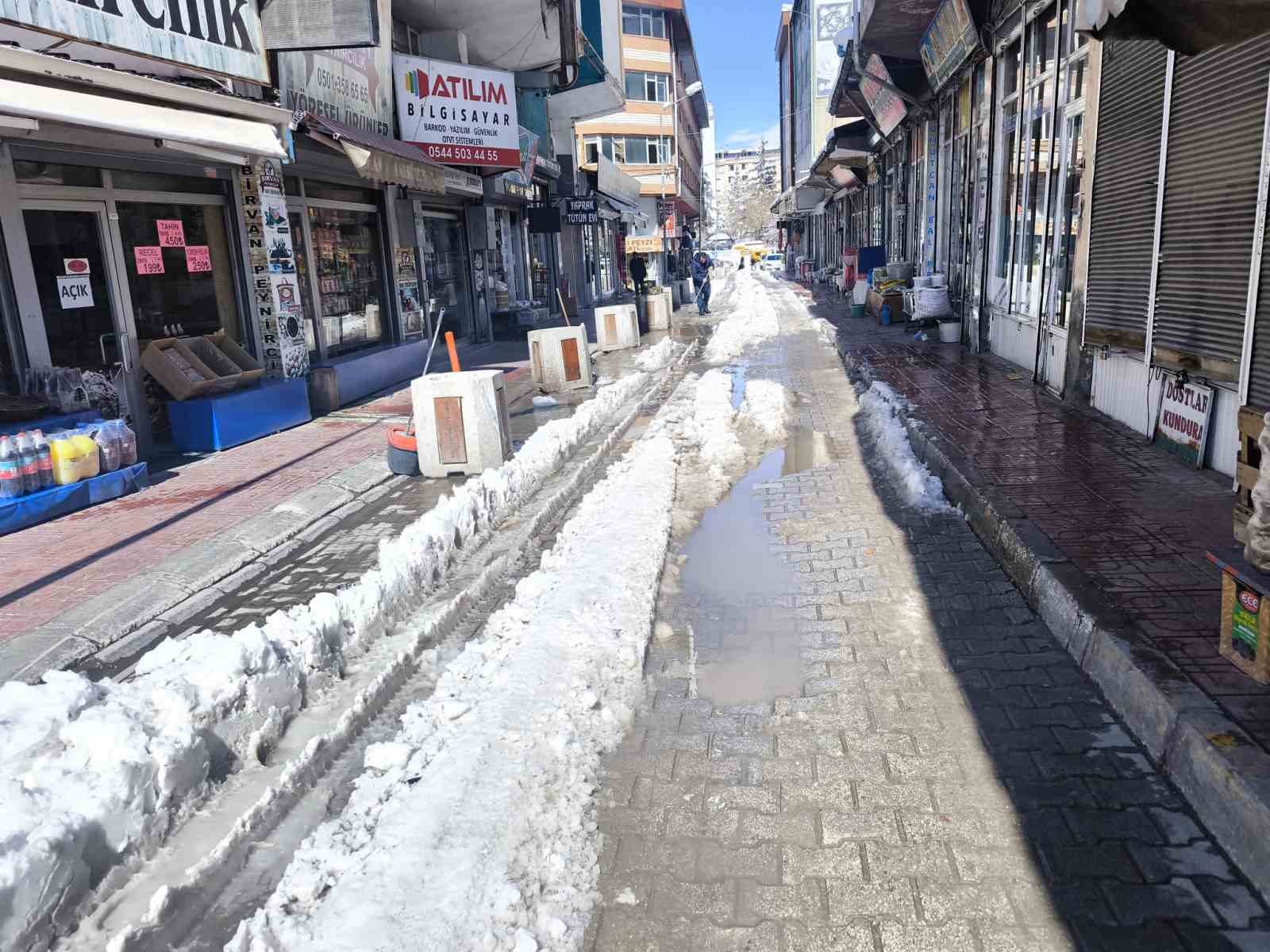 Van’da esnaf ve vatandaşlardan "altyapı ve temizlik" tepkisi
Van’da esnaf ve vatandaşlardan "altyapı ve temizlik" tepkisi