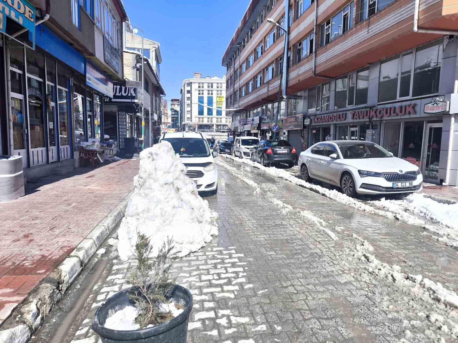 Van’da esnaf ve vatandaşlardan "altyapı ve temizlik" tepkisi
Van’da esnaf ve vatandaşlardan "altyapı ve temizlik" tepkisi