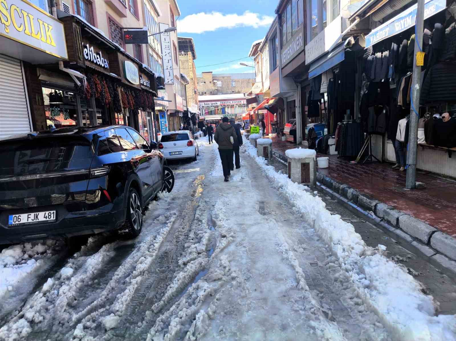 Van’da esnaf ve vatandaşlardan "altyapı ve temizlik" tepkisi
Van’da esnaf ve vatandaşlardan "altyapı ve temizlik" tepkisi