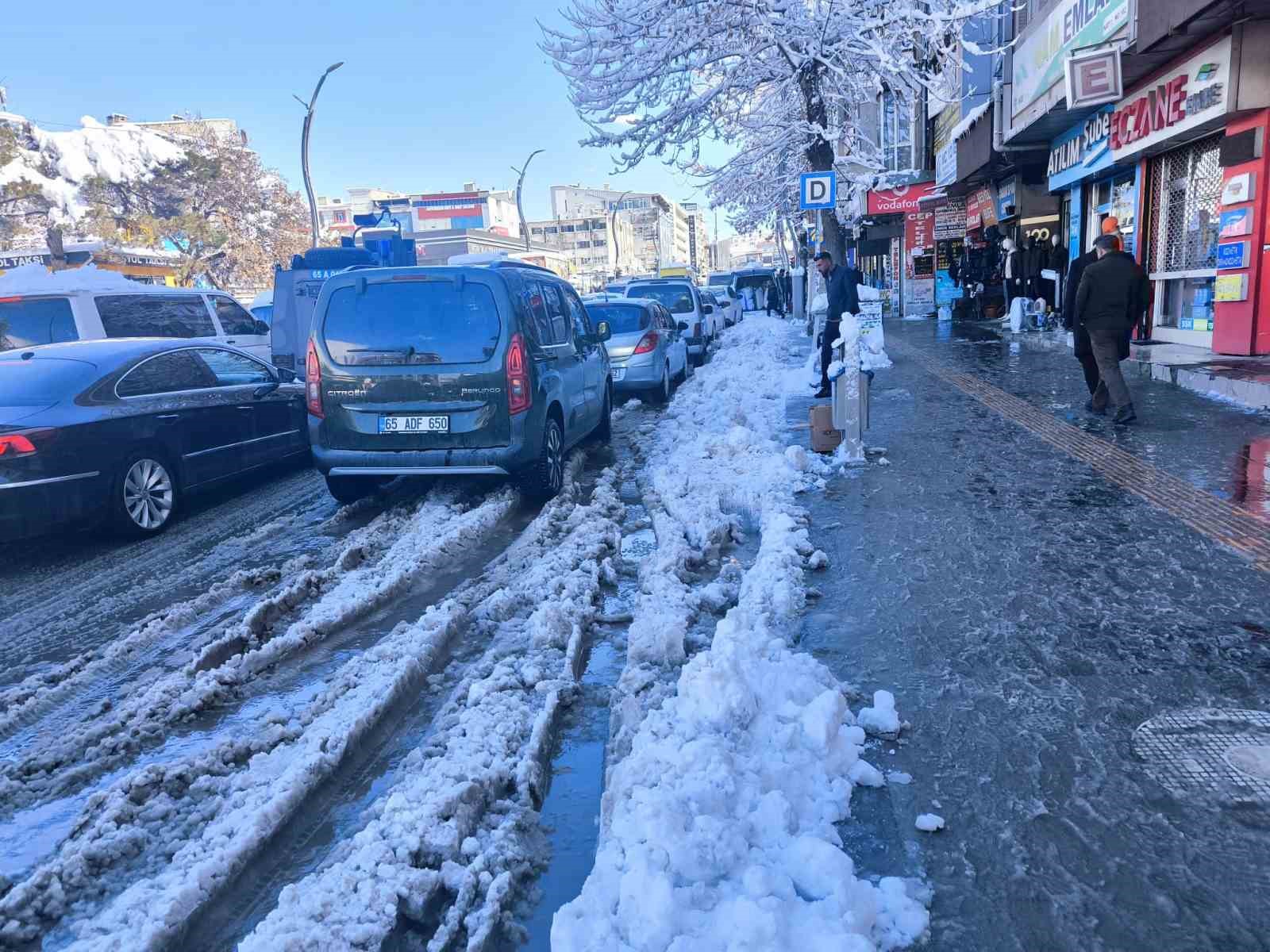 Van’da esnaf ve vatandaşlardan "altyapı ve temizlik" tepkisi
Van’da esnaf ve vatandaşlardan "altyapı ve temizlik" tepkisi