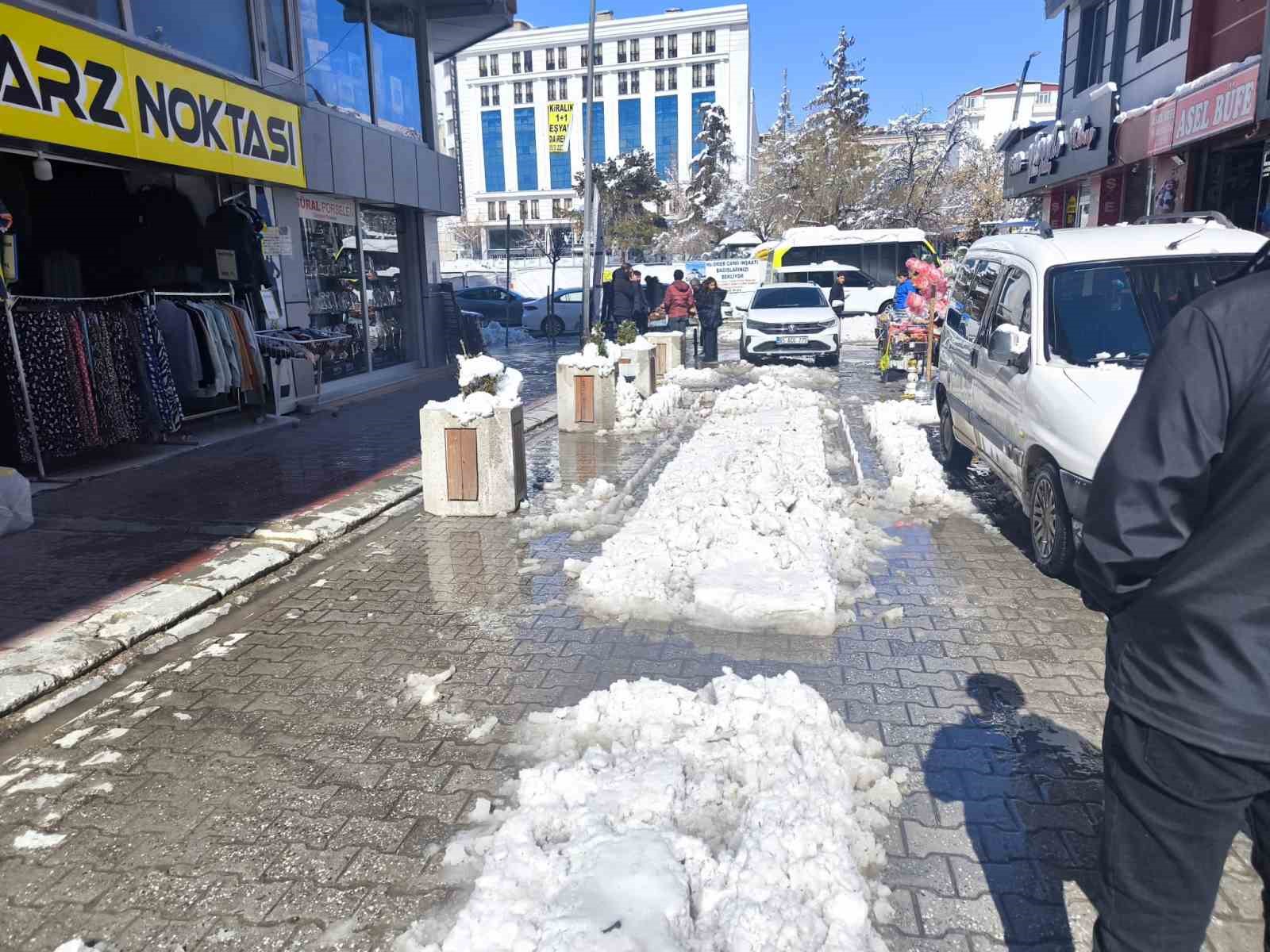 Van’da esnaf ve vatandaşlardan "altyapı ve temizlik" tepkisi
Van’da esnaf ve vatandaşlardan "altyapı ve temizlik" tepkisi