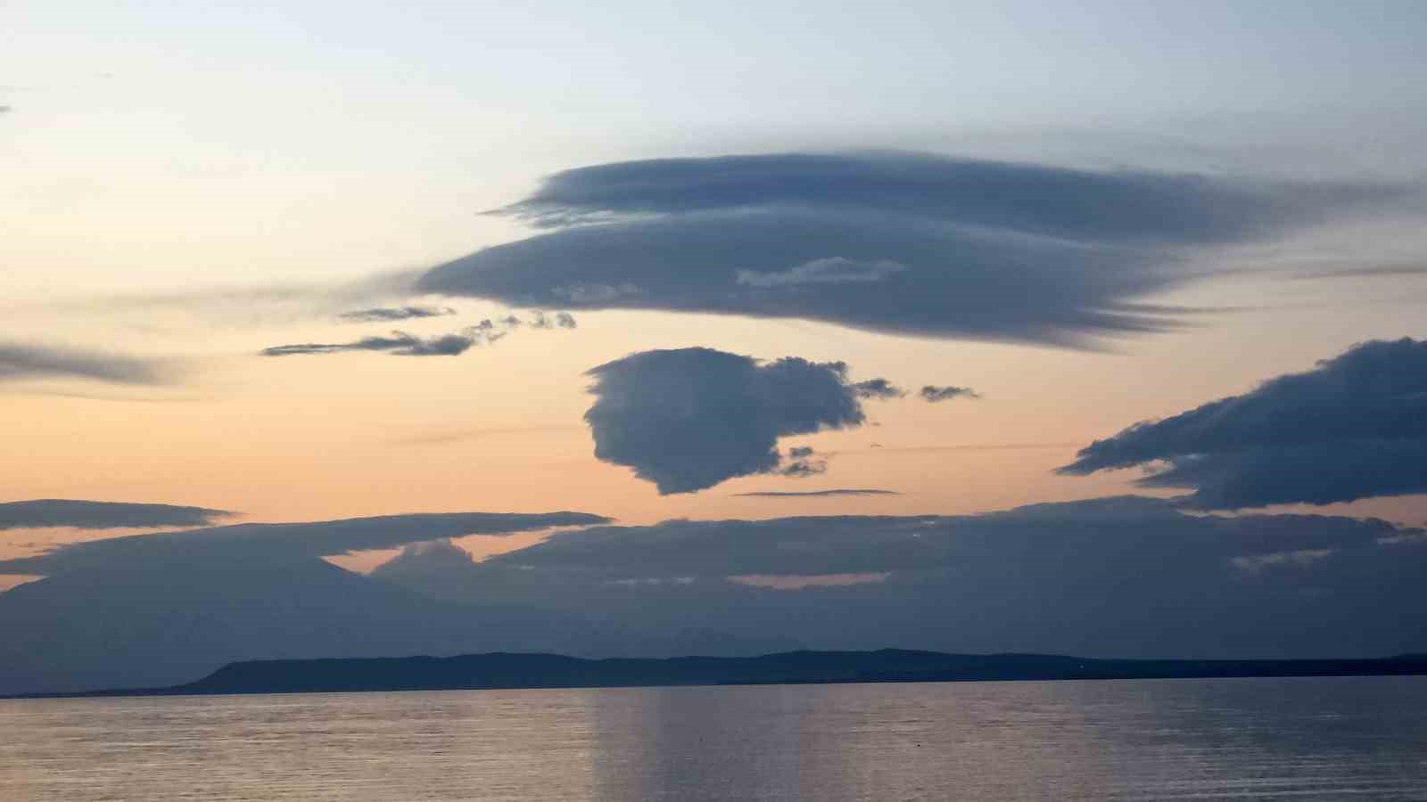 Van’da eşsiz manzara: Gökyüzündeki insan silüeti gölle bütünleşti
