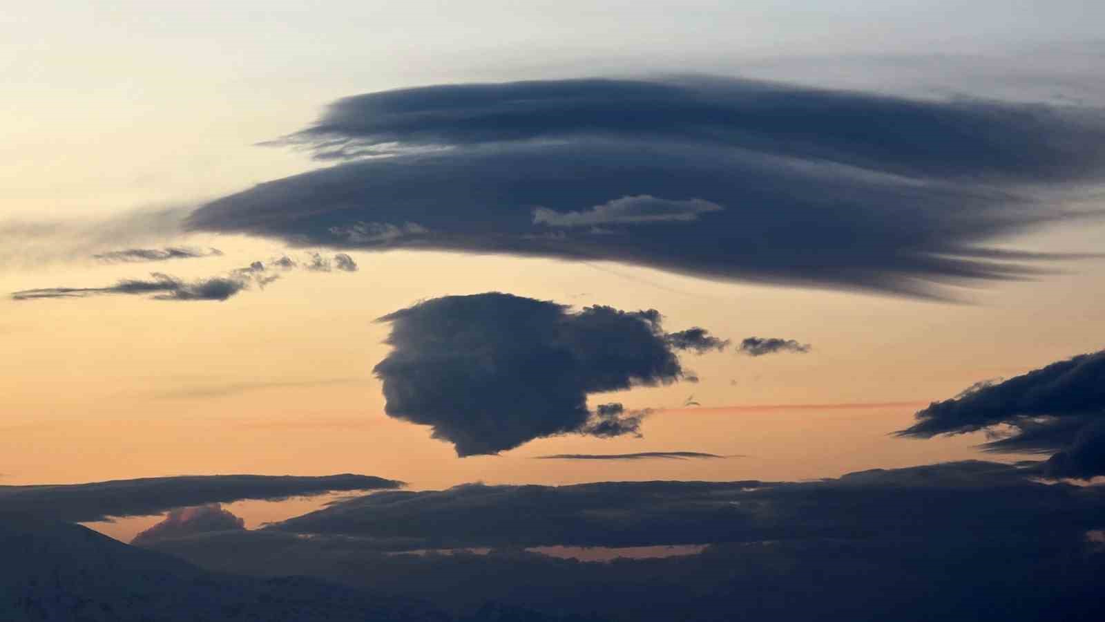 Van’da eşsiz manzara: Gökyüzündeki insan silüeti gölle bütünleşti
