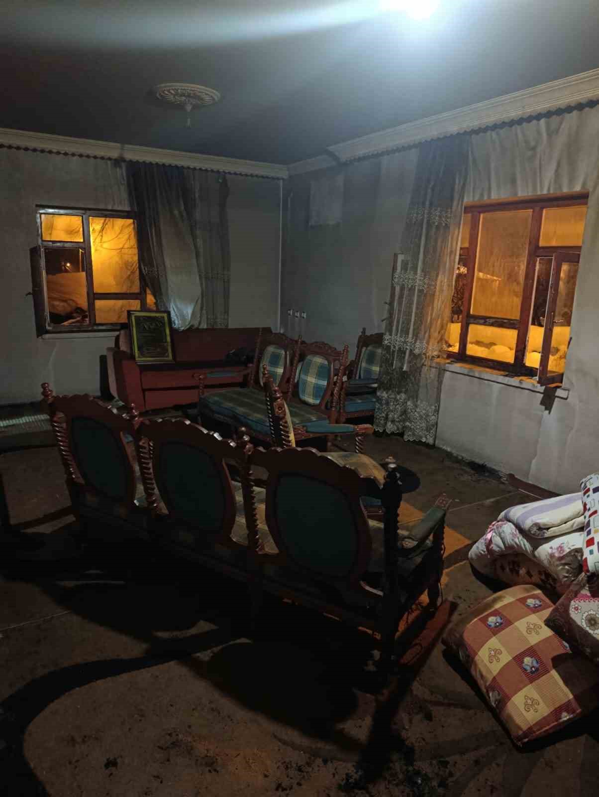 Van’da ev yangını
