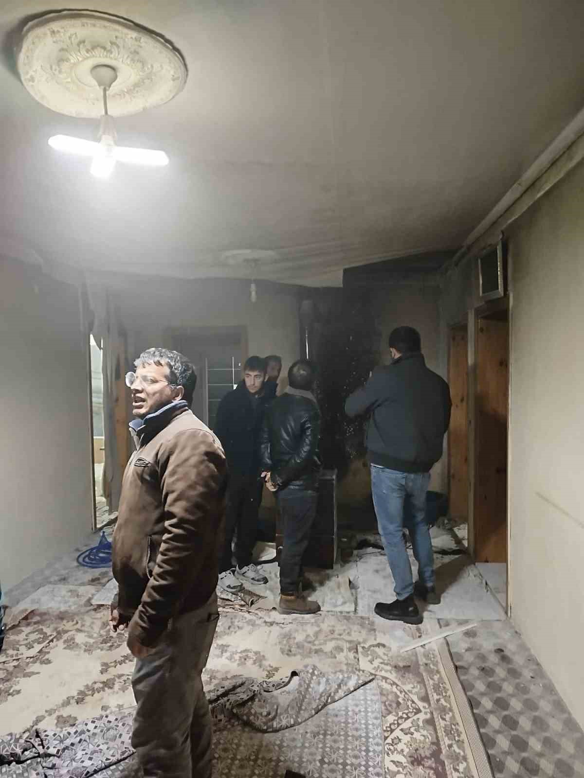 Van’da ev yangını
