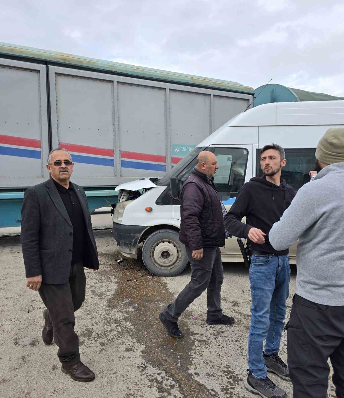 Van’da faciadan dönüldü: Tren ile okul servisi çarpıştı
