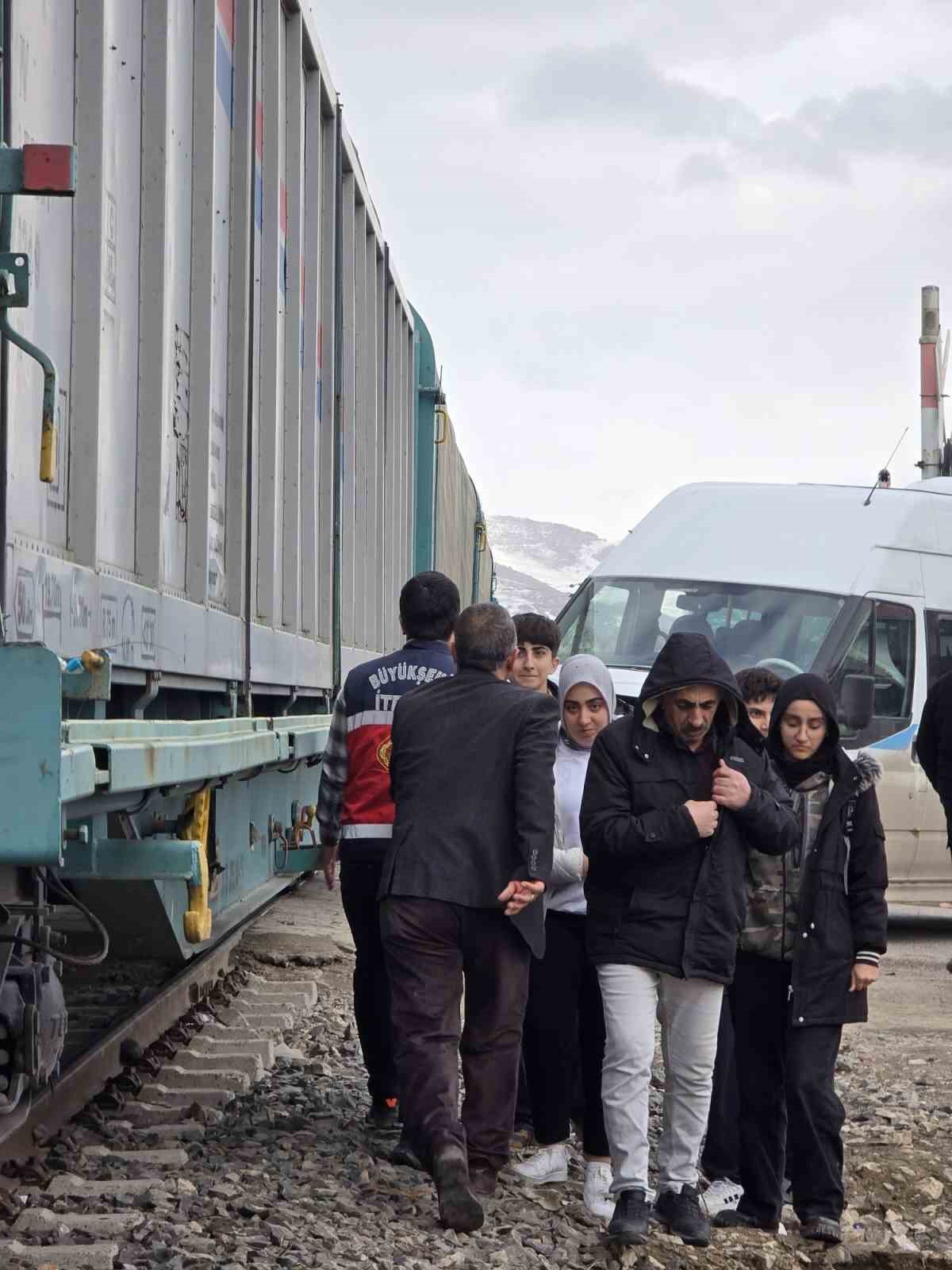 Van’da faciadan dönüldü: Tren ile okul servisi çarpıştı
