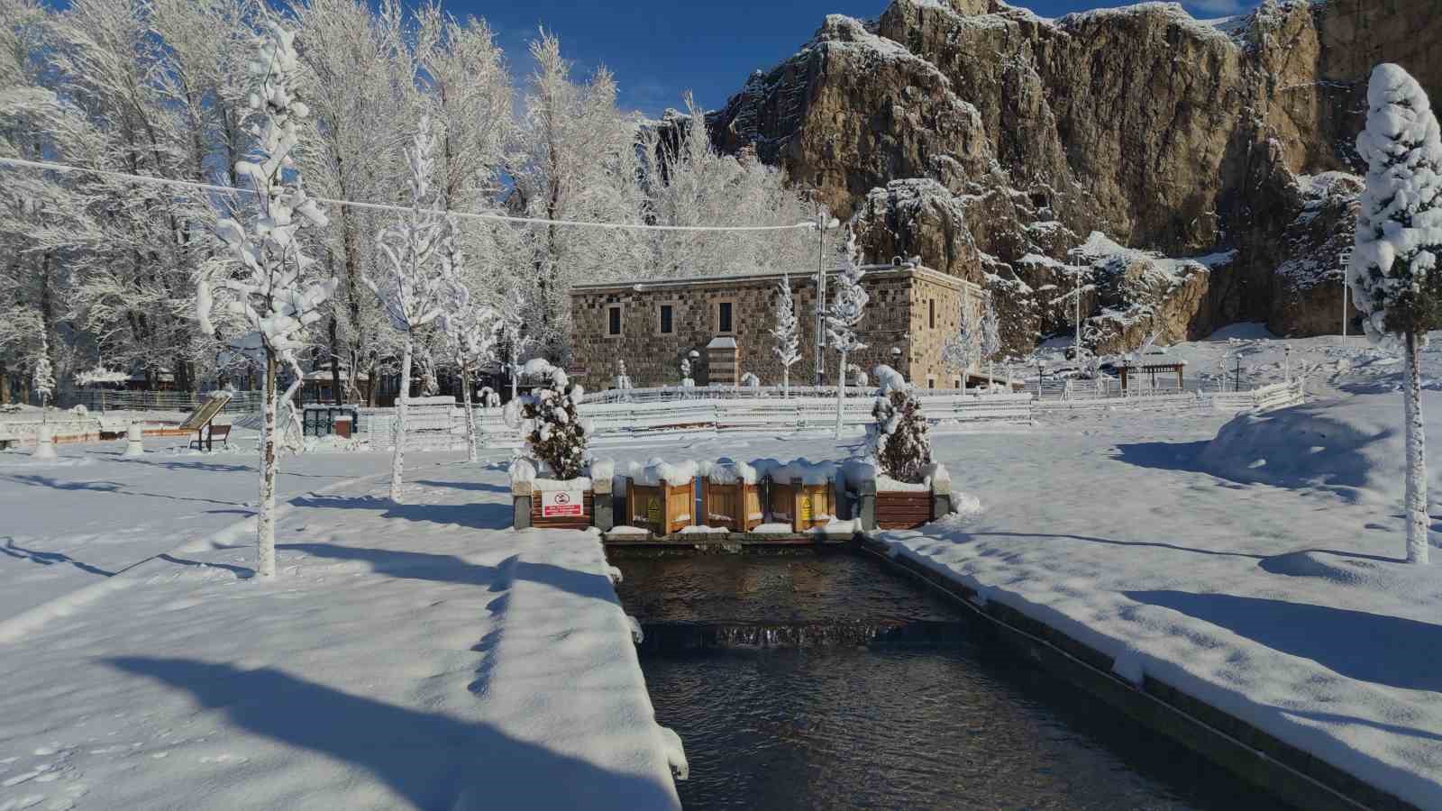 Van’da gece yağan kar kartpostallık manzaralar oluşturdu
