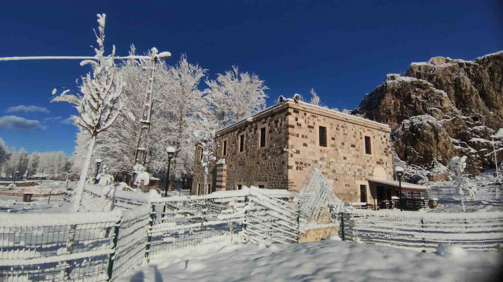 Van’da gece yağan kar kartpostallık manzaralar oluşturdu
