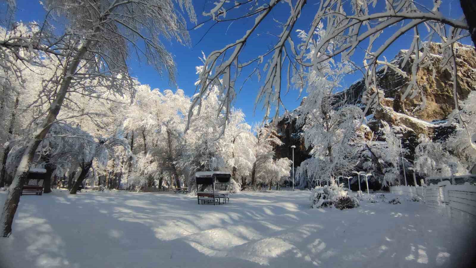 Van’da gece yağan kar kartpostallık manzaralar oluşturdu
