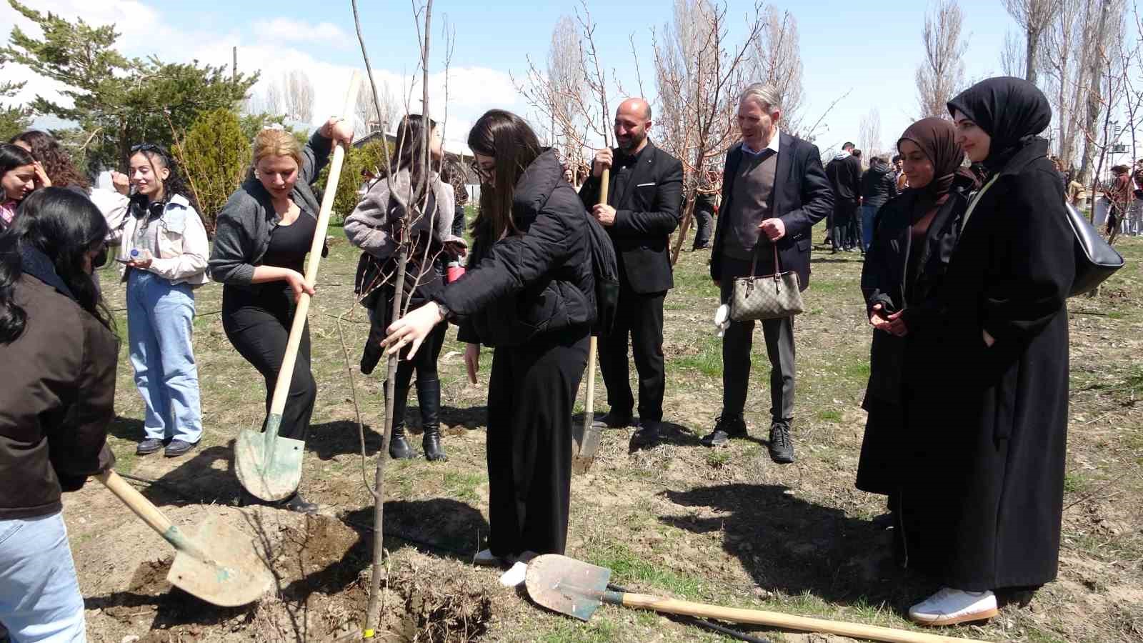 Van’da geleceğin diplomatları toprakla bağ kurdu
