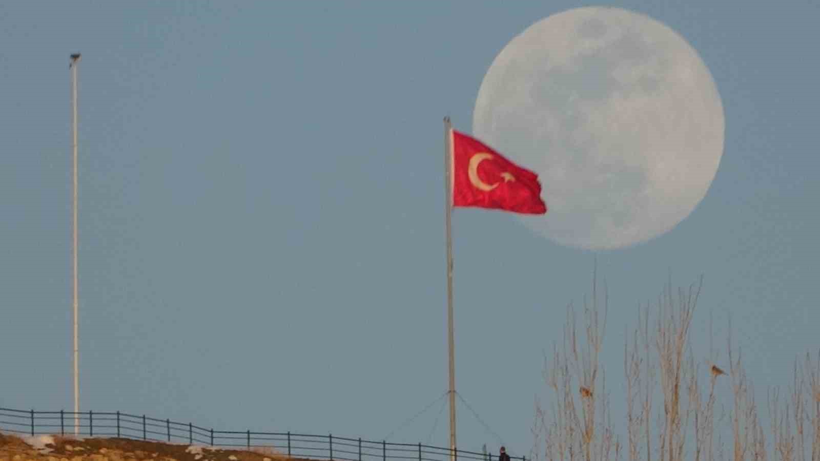 Van’da gökyüzü nöbet değişimi: Güneş çekildi, ay sahneye çıktı
