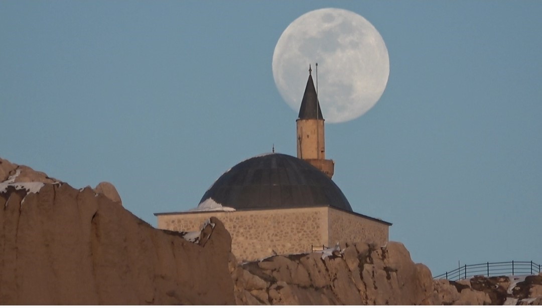 Van’da gökyüzü nöbet değişimi: Güneş çekildi, ay sahneye çıktı
