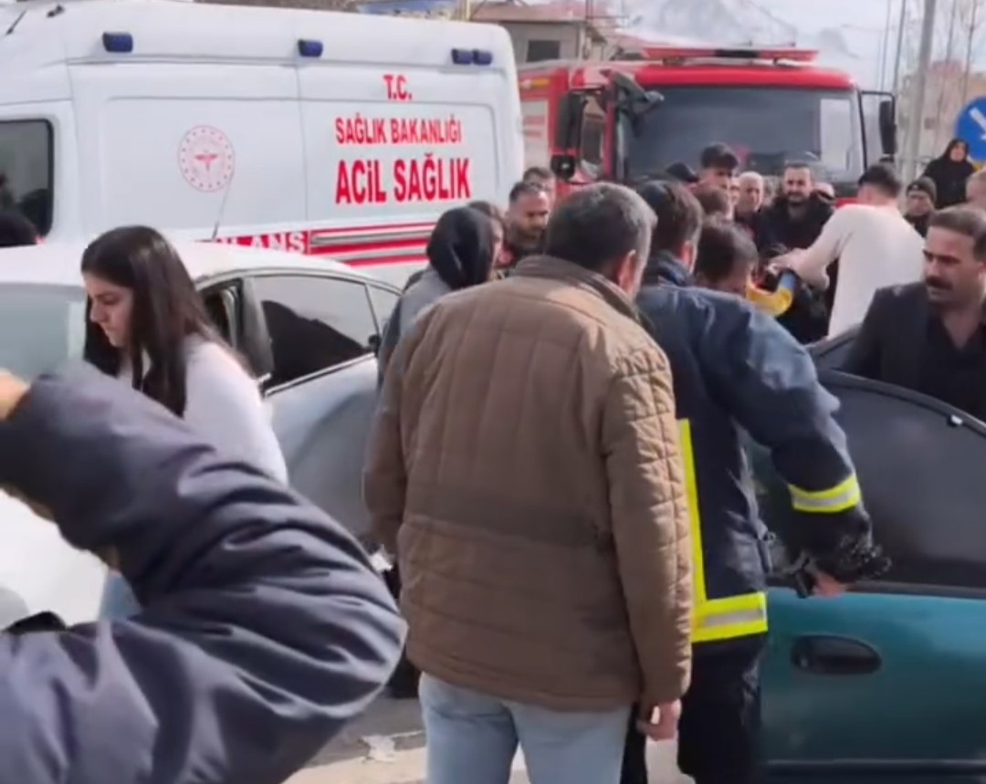 Van’da iki otomobil çarpıştı: 5 yaralı
