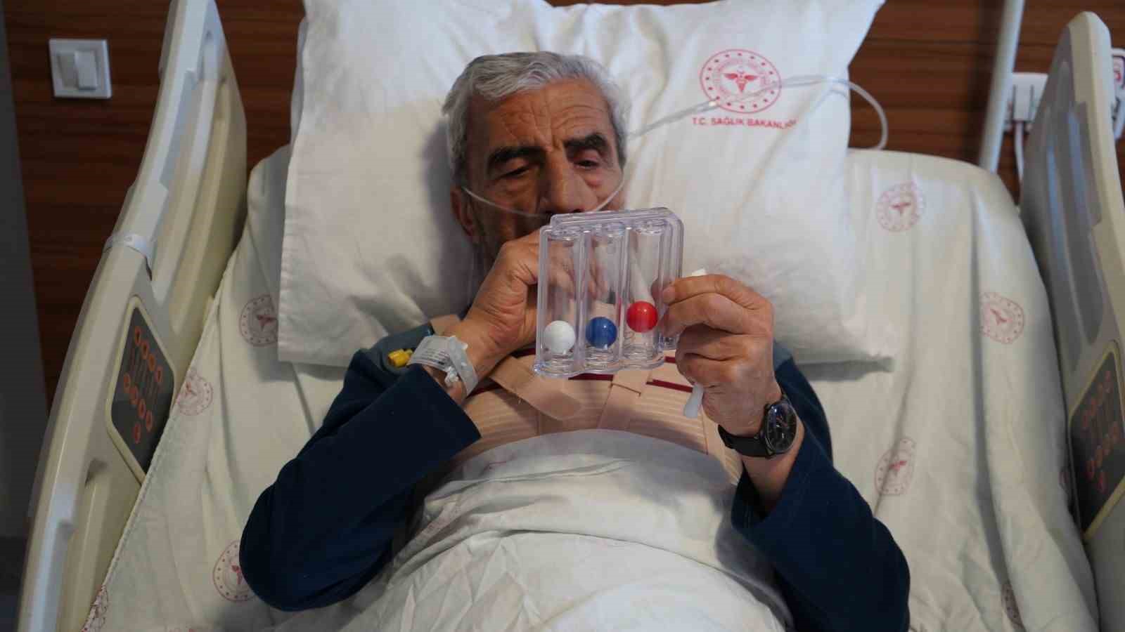 Van’da ileri düzey aort cerrahisiyle hasta hayata tutundu
Van’da ileri düzey aort cerrahisiyle hasta hayata tutundu