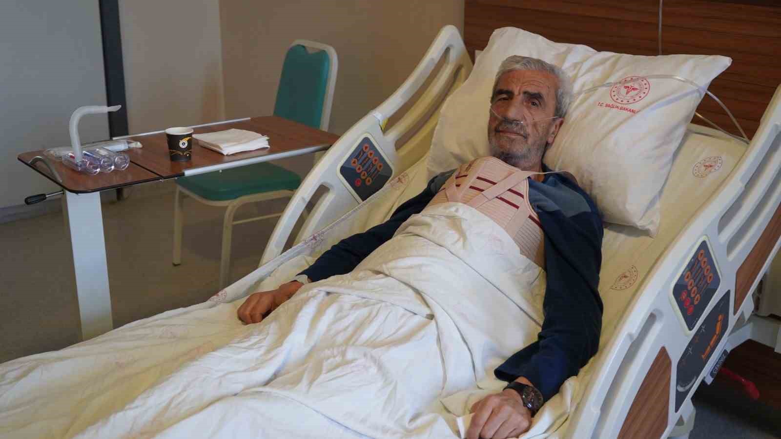 Van’da ileri düzey aort cerrahisiyle hasta hayata tutundu
Van’da ileri düzey aort cerrahisiyle hasta hayata tutundu