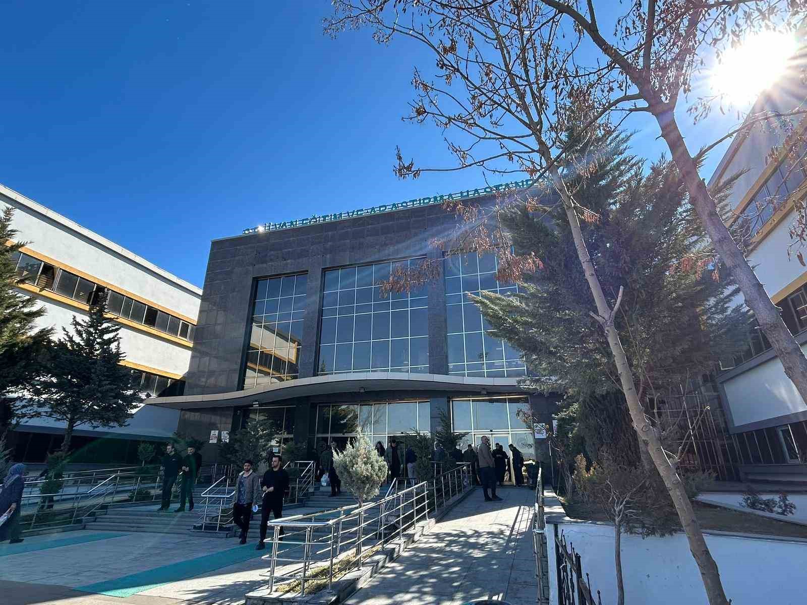 Van’da ilk kez korneanın sadece hasarlı tabakası değiştirildi
