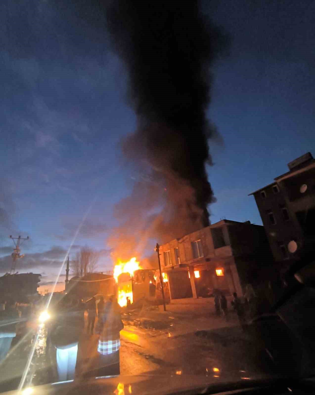 Van’da iş yerinde yangın paniği
