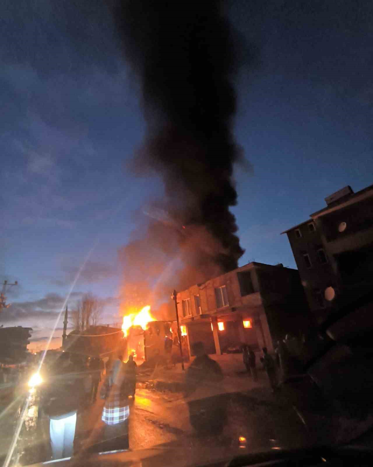 Van’da iş yerinde yangın paniği
