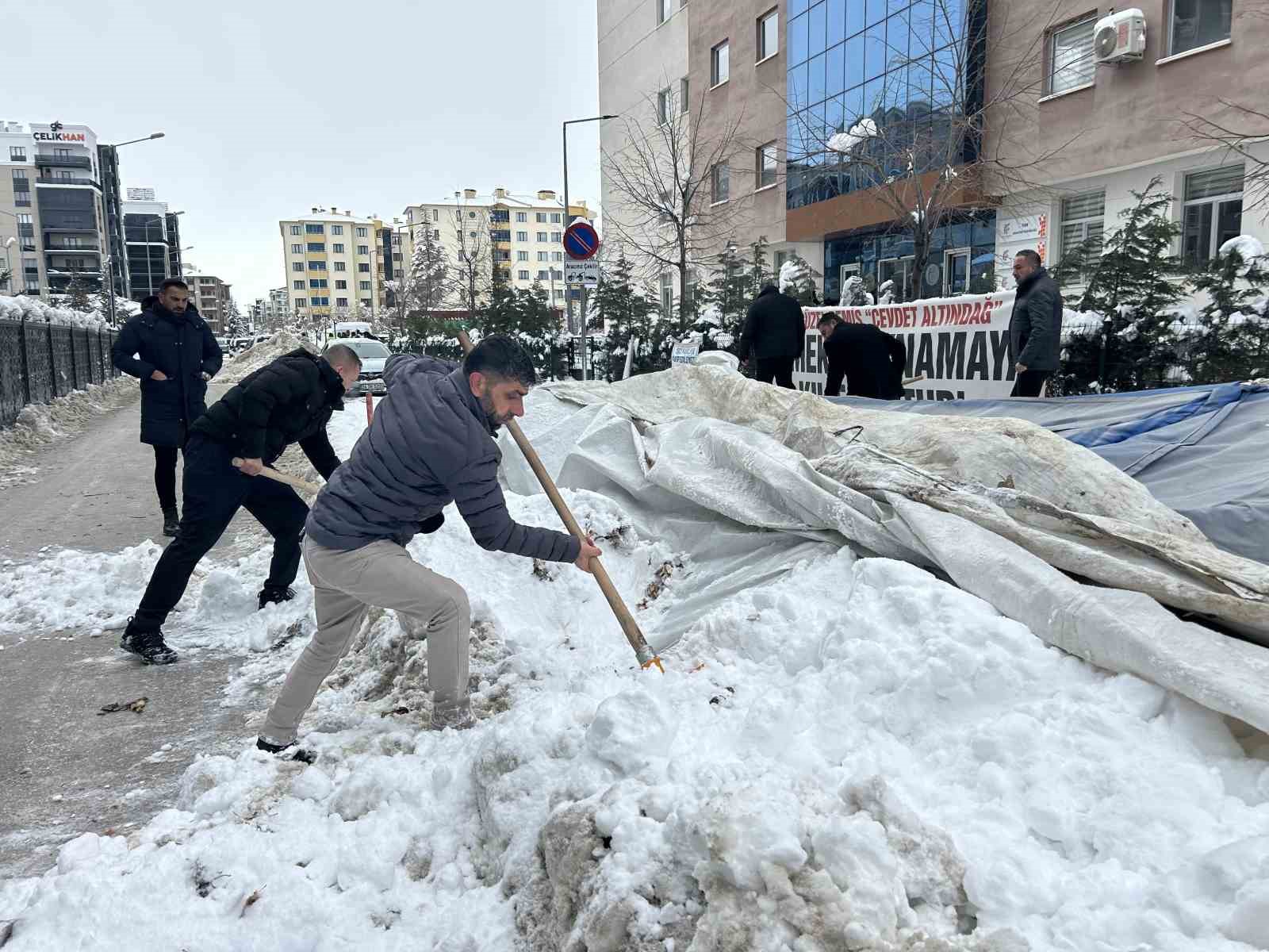 Van’da işten çıkarılan işçilerin eylem çadırı kar yağışı nedeniyle çöktü
Van’da işten çıkarılan işçilerin eylem çadırı kar yağışı nedeniyle çöktü