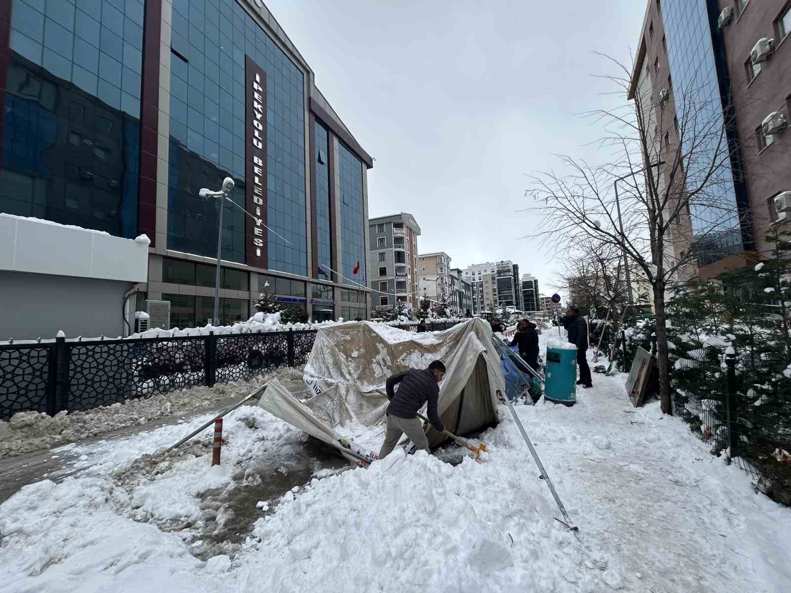 Van’da işten çıkarılan işçilerin eylem çadırı kar yağışı nedeniyle çöktü
Van’da işten çıkarılan işçilerin eylem çadırı kar yağışı nedeniyle çöktü