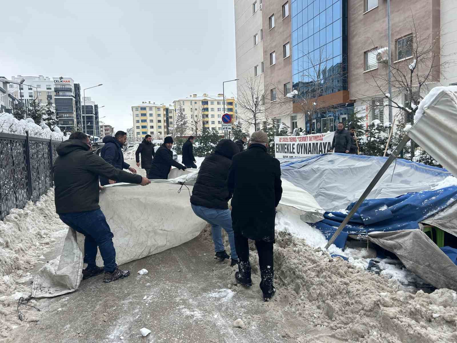 Van’da işten çıkarılan işçilerin eylem çadırı kar yağışı nedeniyle çöktü
Van’da işten çıkarılan işçilerin eylem çadırı kar yağışı nedeniyle çöktü