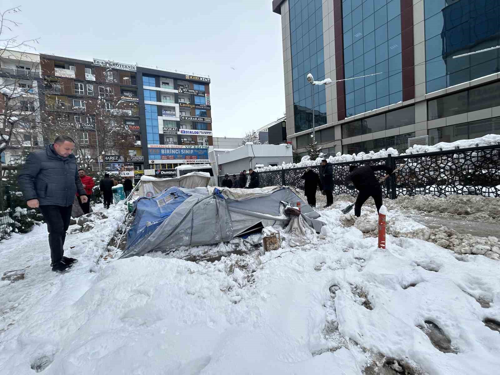 Van’da işten çıkarılan işçilerin eylem çadırı kar yağışı nedeniyle çöktü
Van’da işten çıkarılan işçilerin eylem çadırı kar yağışı nedeniyle çöktü