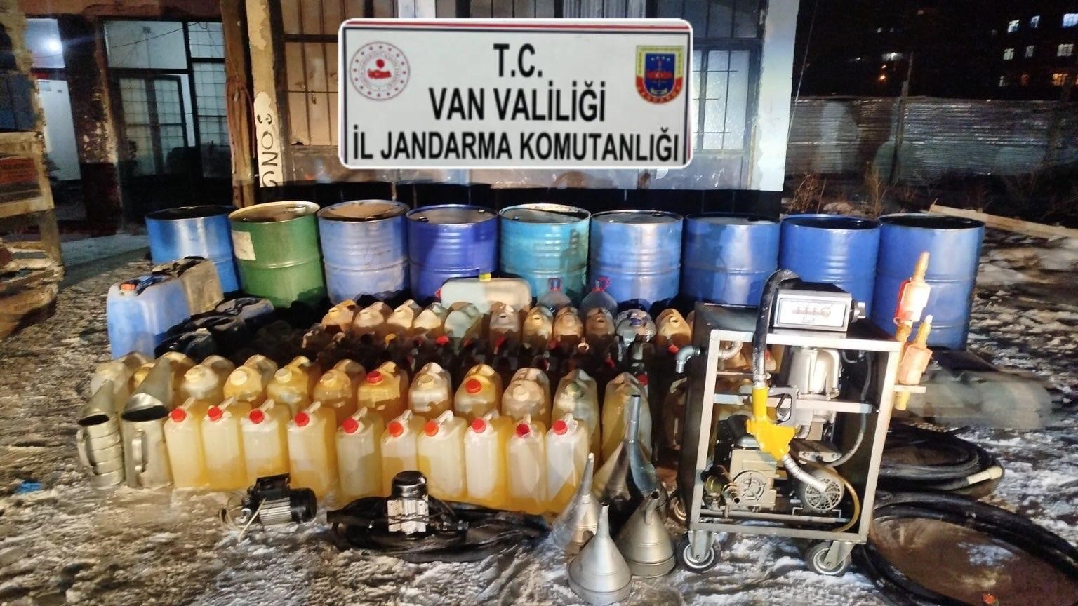 Van’da kaçak akaryakıt ve sentetik hap ele geçirildi
Van’da kaçak akaryakıt ve sentetik hap ele geçirildi