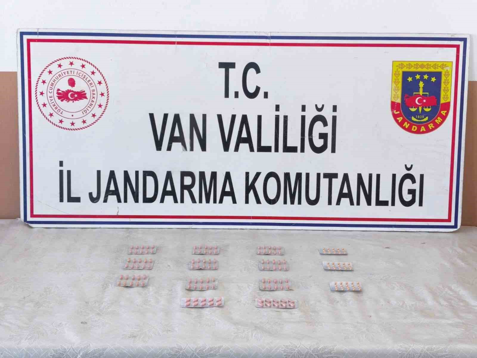 Van’da kaçak akaryakıt ve sentetik hap ele geçirildi
Van’da kaçak akaryakıt ve sentetik hap ele geçirildi