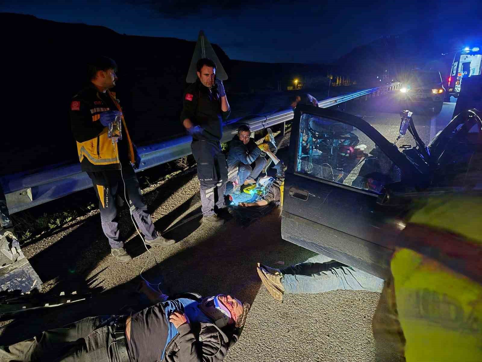 Van’da kaçak göçmenleri taşıyan otomobil kaza yaptı: 7 yaralı
