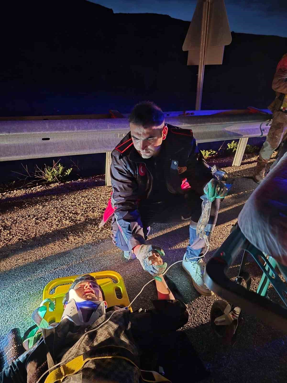 Van’da kaçak göçmenleri taşıyan otomobil kaza yaptı: 7 yaralı
