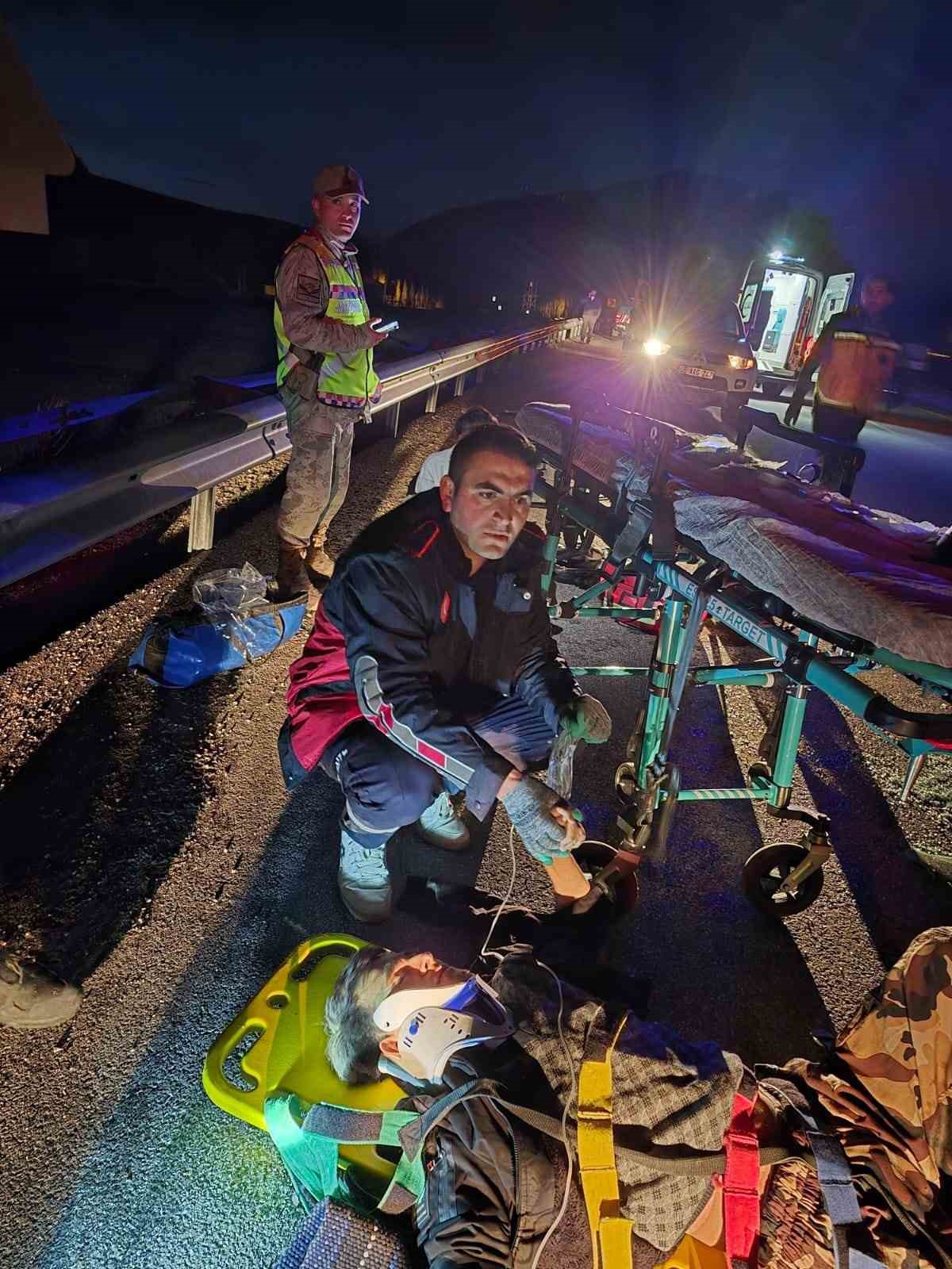 Van’da kaçak göçmenleri taşıyan otomobil kaza yaptı: 7 yaralı
