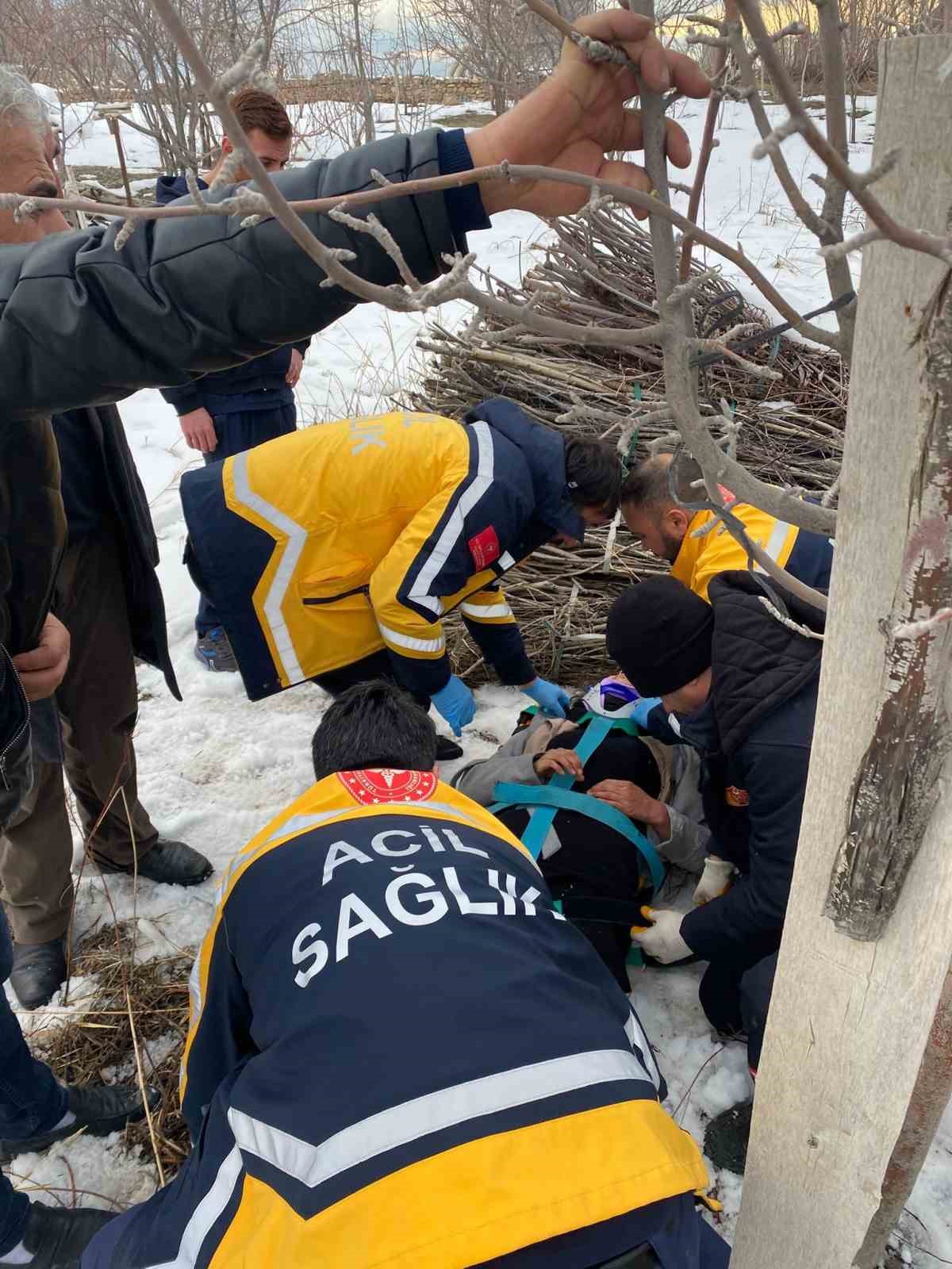 Van’da kamyonet devrildi: 2 yaralı
