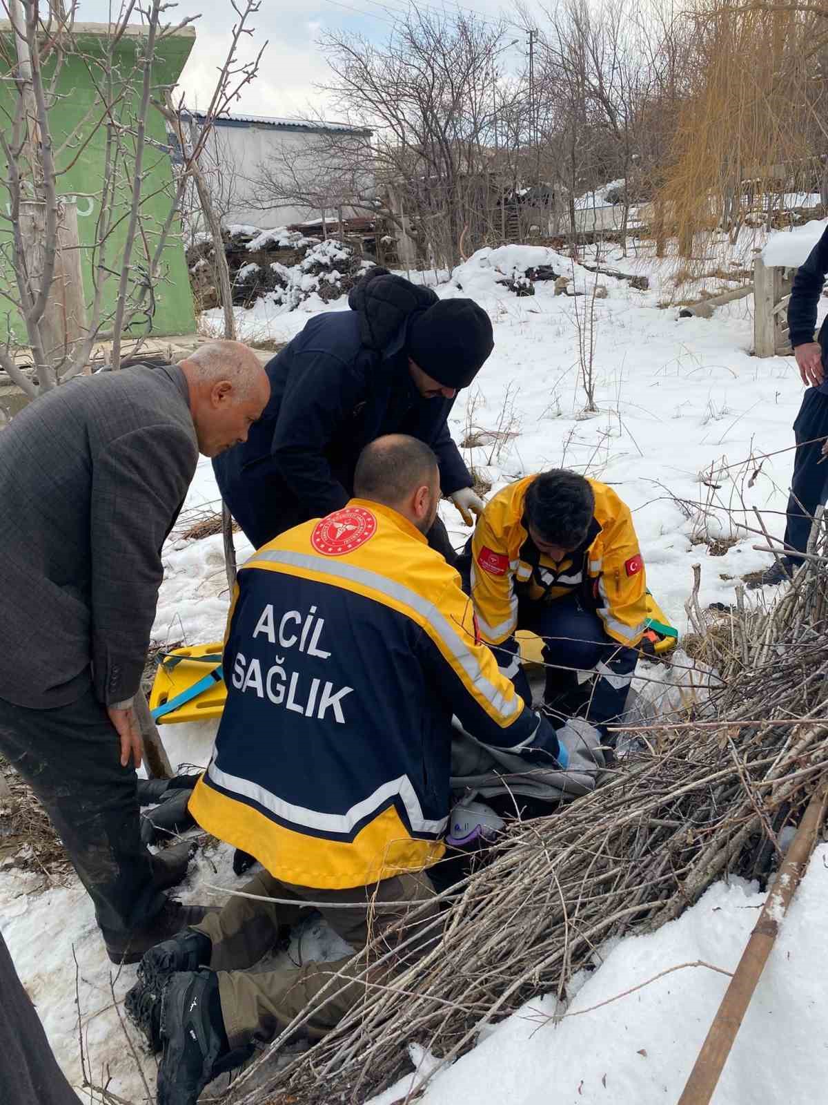 Van’da kamyonet devrildi: 2 yaralı
