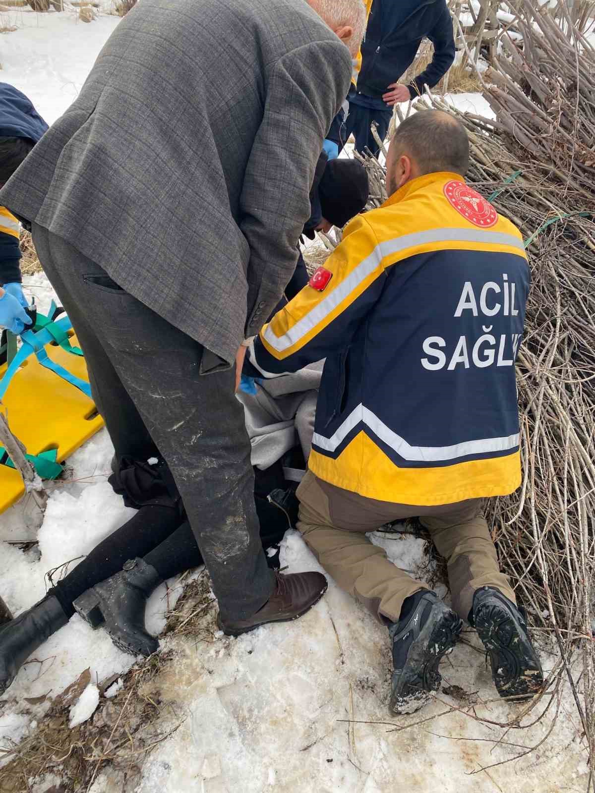 Van’da kamyonet devrildi: 2 yaralı
