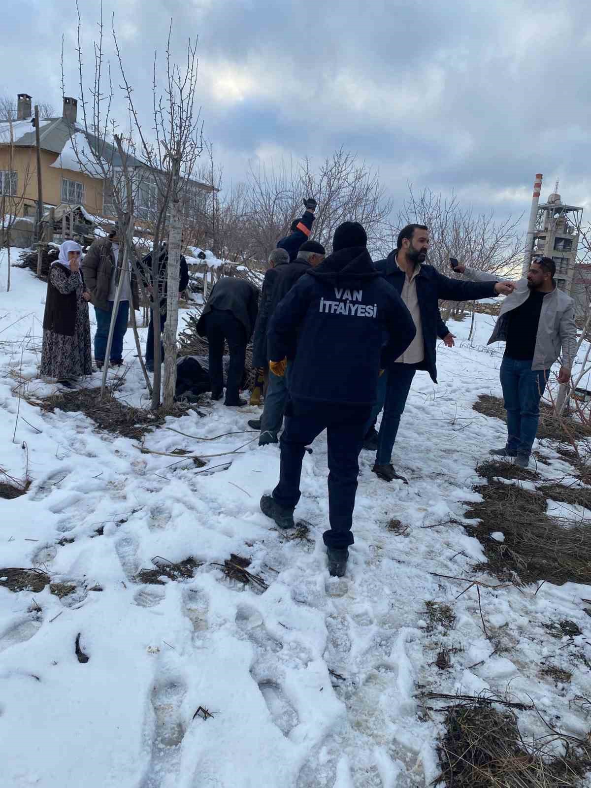 Van’da kamyonet devrildi: 2 yaralı
