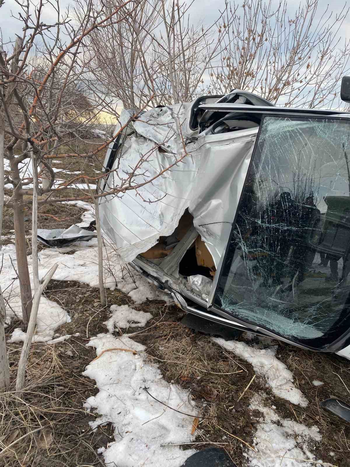 Van’da kamyonet devrildi: 2 yaralı
