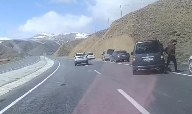 Van’da kamyonet şarampole devrildi: 4 yaralı
