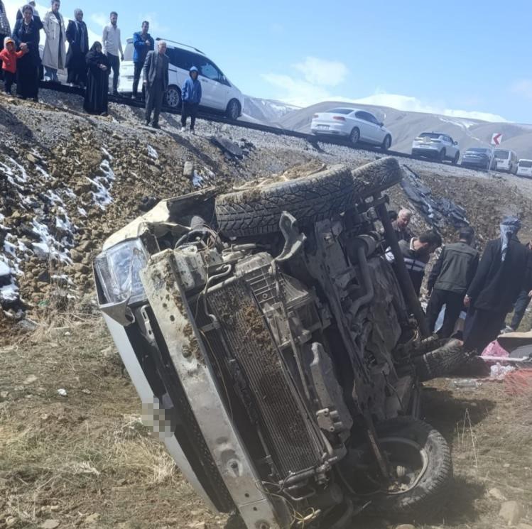 Van’da kamyonet şarampole devrildi: 4 yaralı
