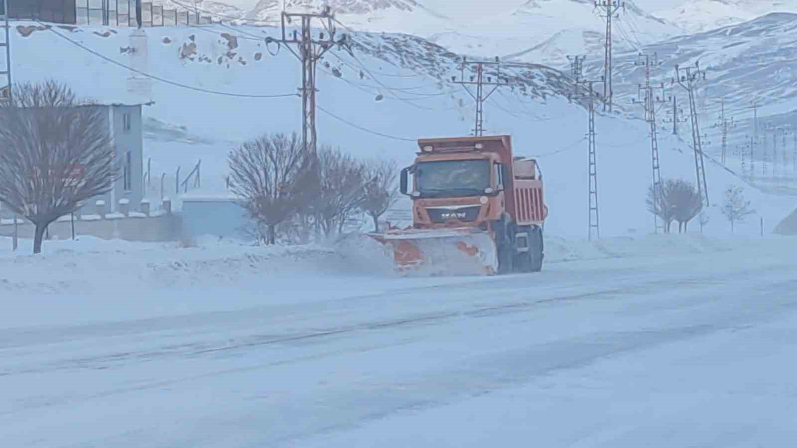 Van’da kar esareti: 594 yerleşim yolu kapandı, eğitime kar engeli
