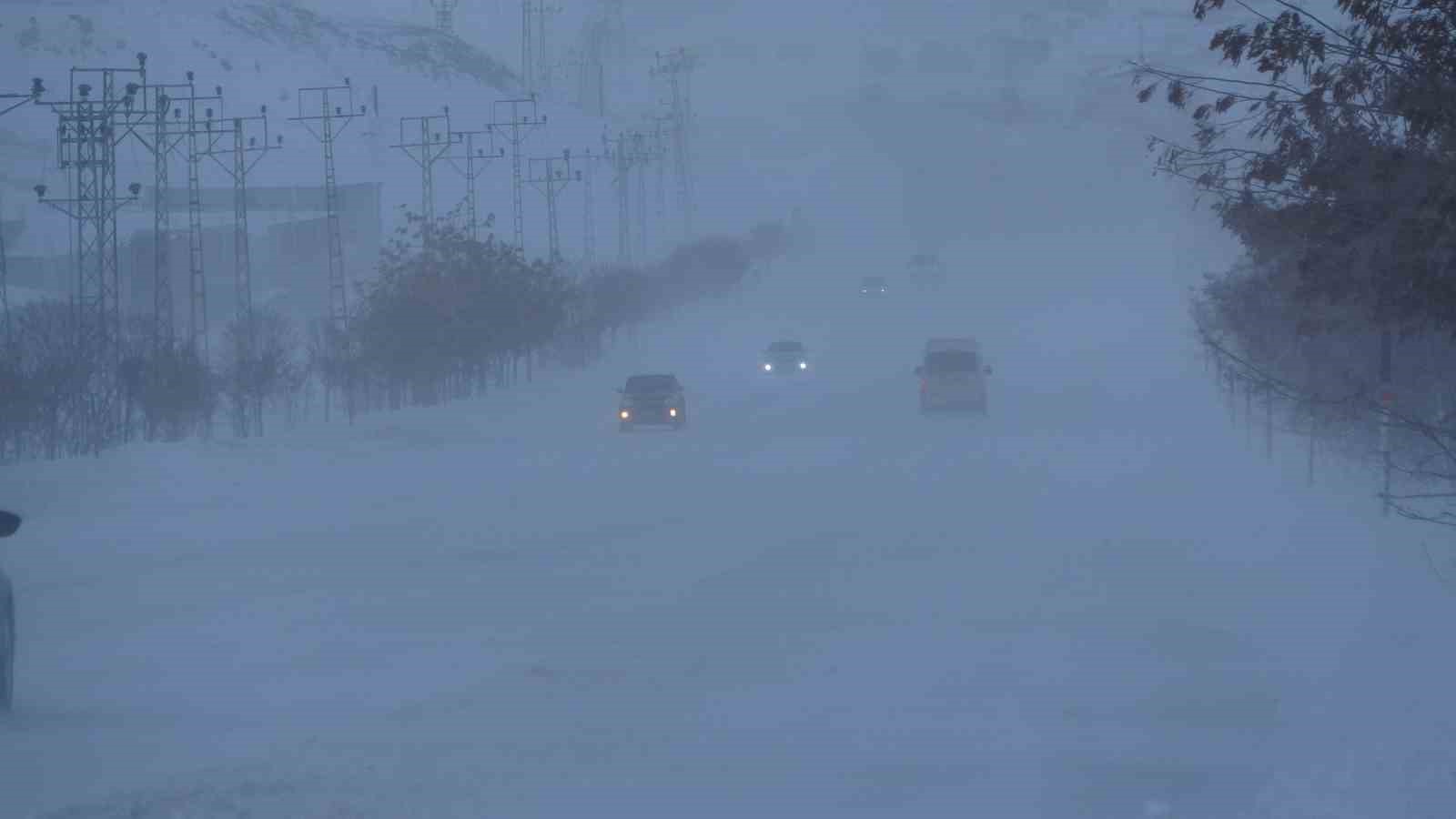 Van’da kar esareti: 594 yerleşim yolu kapandı, eğitime kar engeli
