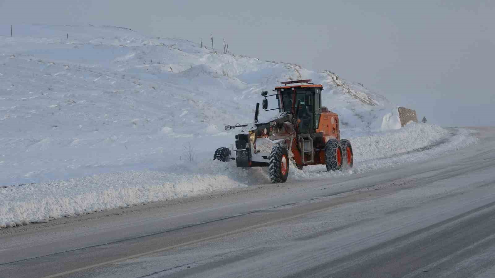 Van’da kar esareti: 594 yerleşim yolu kapandı, eğitime kar engeli
