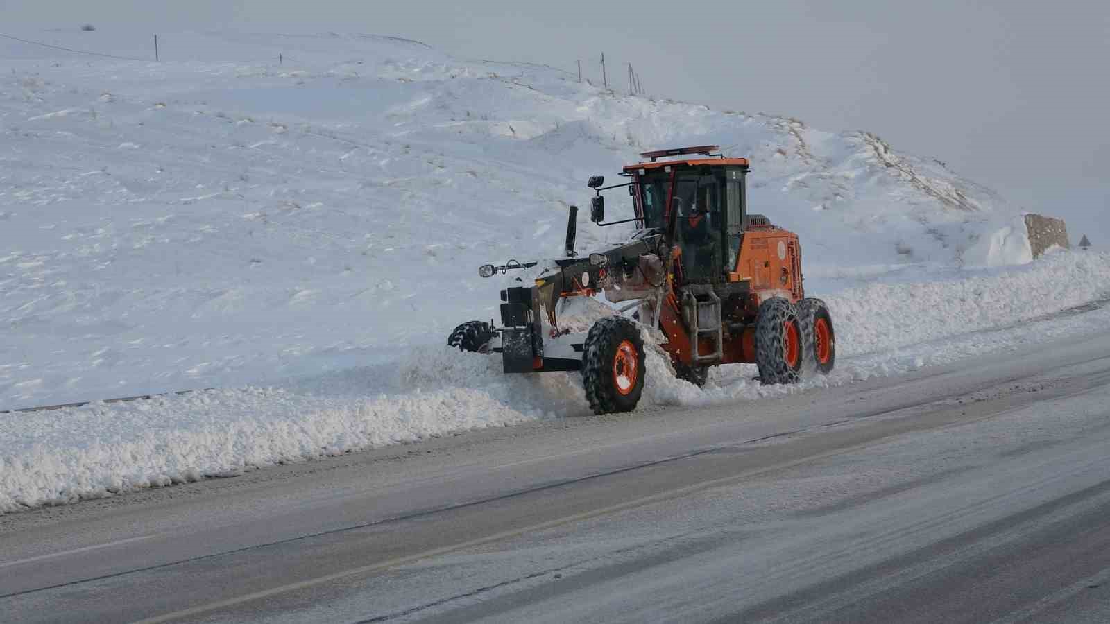 Van’da kar esareti: 594 yerleşim yolu kapandı, eğitime kar engeli

