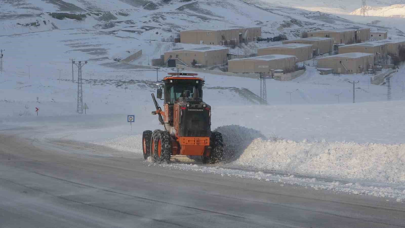 Van’da kar esareti: 594 yerleşim yolu kapandı, eğitime kar engeli

