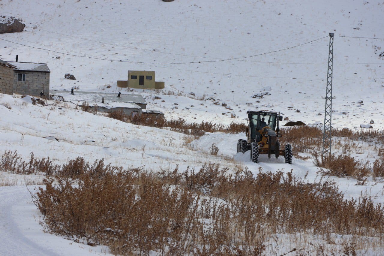 Van’da kar esareti: 594 yerleşim yolu kapandı, eğitime kar engeli

